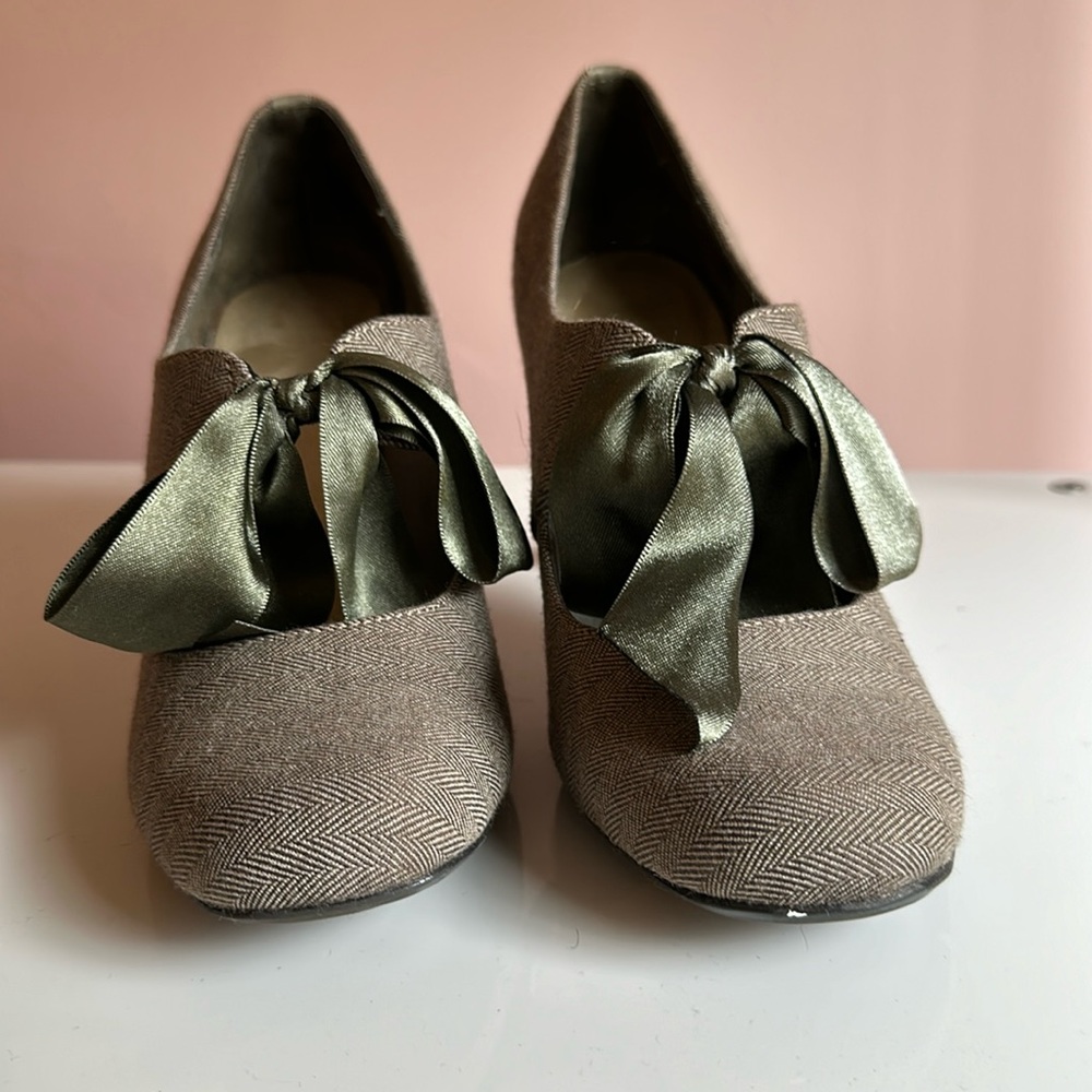 Vintage style heels with ribbon bow